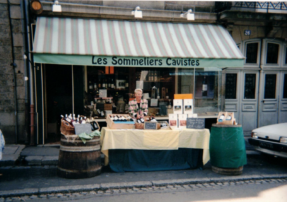 Photo de Marie-Yvonne devant le Cellier Fougerais